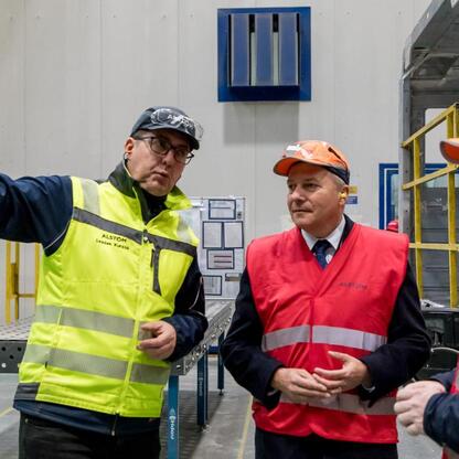 Wojciech Saługa, Marszałek Śląska, wizytuje Alstom w Chorzowie, gdzie produkuje pociągi. (wygenerowano przez AI)