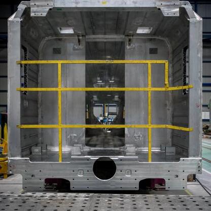 Metaliczna konstrukcja, element pociągu Alstom, produkcja w Chorzowie, Polska. (wygenerowano przez AI)