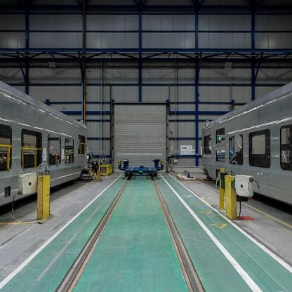 Wnętrze fabryki Alstom w Chorzowie, gdzie produkowane są nowoczesne pociągi ekspresowe. (wygenerowano przez AI)