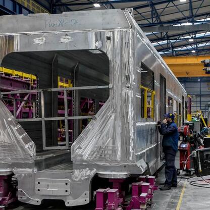 Przemysłowy zakład Alstom w Chorzowie produkujący nowe pociągi ekspresowe dla PKP Intercity. (wygenerowano przez AI)