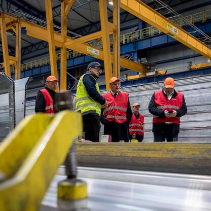 Widoczna grupa pracowników w Alstom w Chorzowie, produkcja nowych pociągów. (wygenerowano przez AI)