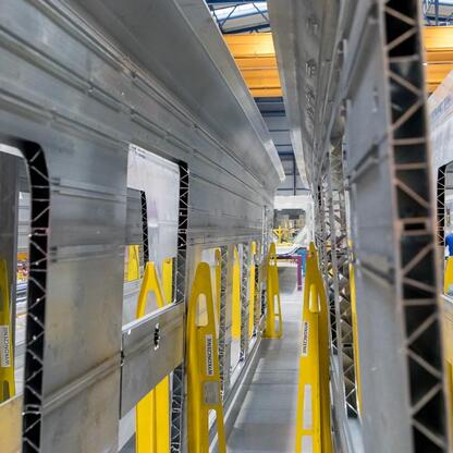 Wnętrze fabryki Alstom w Chorzowie, gdzie produkowane są nowoczesne pociągi ekspresowe dla PKP Intercity. (wygenerowano przez AI)