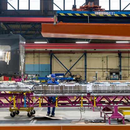 Przemysłowy zakład Alstom w Chorzowie produkujący składki do szybkich pociągów PKP Intercity. (wygenerowano przez AI)