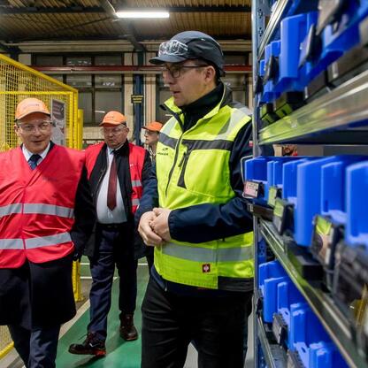 Wojciech Saługa, Marszałek Województwa Śląskiego, prowadzi wizytę w zakładzie Alstom w Chorzowie, gdzie produkuje ekspresowe pociągi. (wygenerowano przez AI)