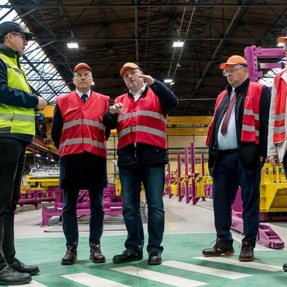 Wizyta Wojciecha Saługi w Alstom w Chorzowie, inspekcja produkcji pociągów ekspresowych. (wygenerowano przez AI)