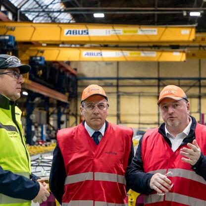 Wojciech Saługa, Marszałek Województwa Śląskiego, inspektuje produkcję pociągów Alstom w Chorzowie. (wygenerowano przez AI)