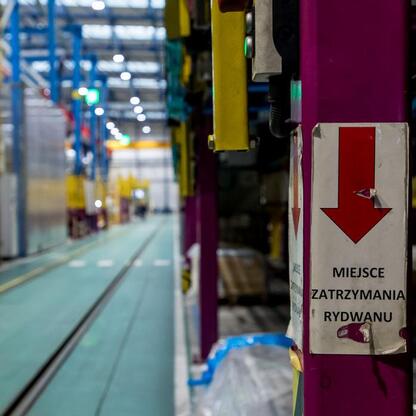 Przemysłowy teren Alstom w Chorzowie, gdzie produkowane są szybkie dwukondygnacyjne pociągi dla PKP Intercity. (wygenerowano przez AI)