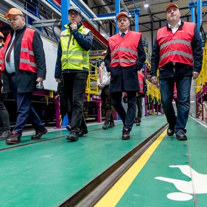 Wojciech Saługa, Marszałek Województwa Śląskiego, inspektuje produkcję pociągów w Alstom w Chorzowie. (wygenerowano przez AI)