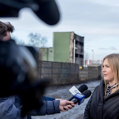 Wojewoda Śląski Marek Wójcik i Joanna Bojczuk, członek Zarządu Województwa Śląskiego, podczas briefingu prasowego o usuwaniu niebezpiecznych odpadów w Katowicach-Szopienicach. (wygenerowano przez AI)