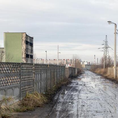 Desolate industrialne tereny po zlikwidowaniu składowiska niebezpiecznych odpadów w Katowicach-Szopienicach. (wygenerowano przez AI)