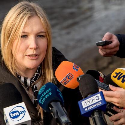 Joanna Bojczuk, członek Zarządu Województwa Śląskiego, przemawia na konferencji prasowej o usuwaniu niebezpiecznych odpadów w Szopienicach. (wygenerowano przez AI)