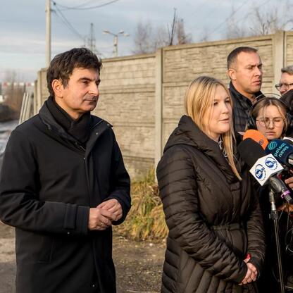 Joanna Bojczuk i Marek Wójcik podczas briefingu prasowego o usuwaniu niebezpiecznych odpadów w Katowicach-Szopienicach. (wygenerowano przez AI)