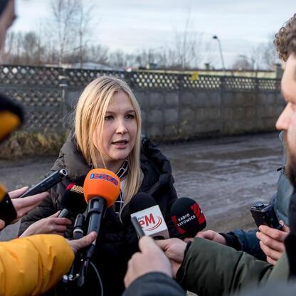 Joanna Bojczuk i Marek Wójcik podczas briefingu prasowego o usuwaniu niebezpiecznych odpadów w Katowicach-Szopienicach. (wygenerowano przez AI)