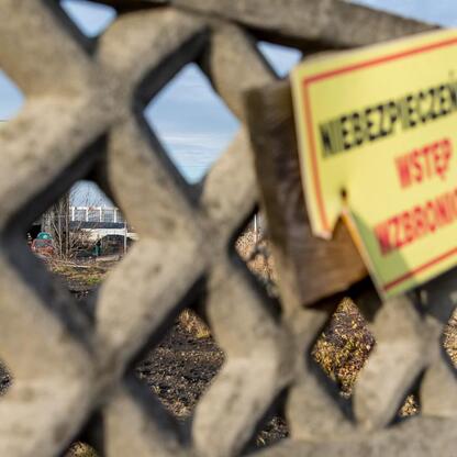 Zakaz wstępu, niebezpieczne odpadki, Silesia. (wygenerowano przez AI)