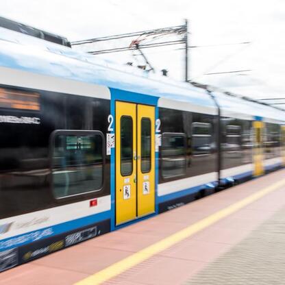 Nowy rozkład jazdy pociągów Kolei Śląskich w Śląsku od 14 grudnia 2025. (wygenerowano przez AI)
