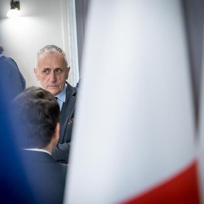 Wicemarszałek Województwa Śląskiego Leszek Pietraszek wraz z uczestnikami spotkania omawia przyszłość górnictwa. (wygenerowano przez AI)