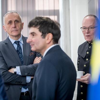 Wicemarszałek Województwa Śląskiego Leszek Pietraszek wraz z uczestnikami spotkania omawia przyszłość górnictwa. (wygenerowano przez AI)