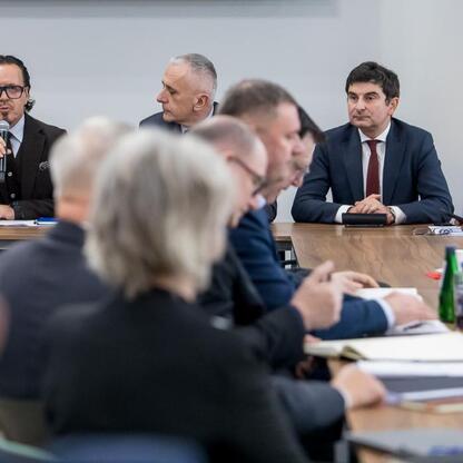 Formalne spotkanie w konferencyjnym pomieszczeniu, omawiające przyszłość górnictwa w Polsce, z udziałem przedstawicieli rządu, przemysłu i związków. (wygenerowano przez AI)
