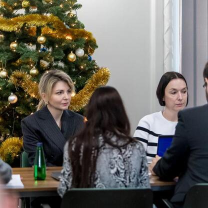 Formalne spotkanie w konferencyjnym pomieszczeniu, z udziałem przedstawicieli rządu, branży górniczej i energetycznej, omawiające przyszłość górnictwa i wycofanie się z wydobycia węgla energetycznego  (wygenerowano przez AI)
