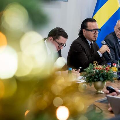 Wicemarszałek Województwa Śląskiego Leszek Pietraszek uczestniczy w formalnym spotkaniu z przedstawicielami rządu, energetyki i związków zawodowych, omawiając przyszłość górnictwa i restrukturyzację J (wygenerowano przez AI)