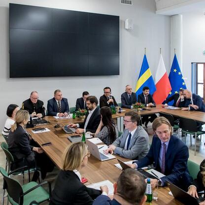 Wizytacja w modernistycznym sali konferencyjnej, gdzie przedstawiciele rządu, przemysłu i związków rozmawiają o przyszłości górnictwa. (wygenerowano przez AI)