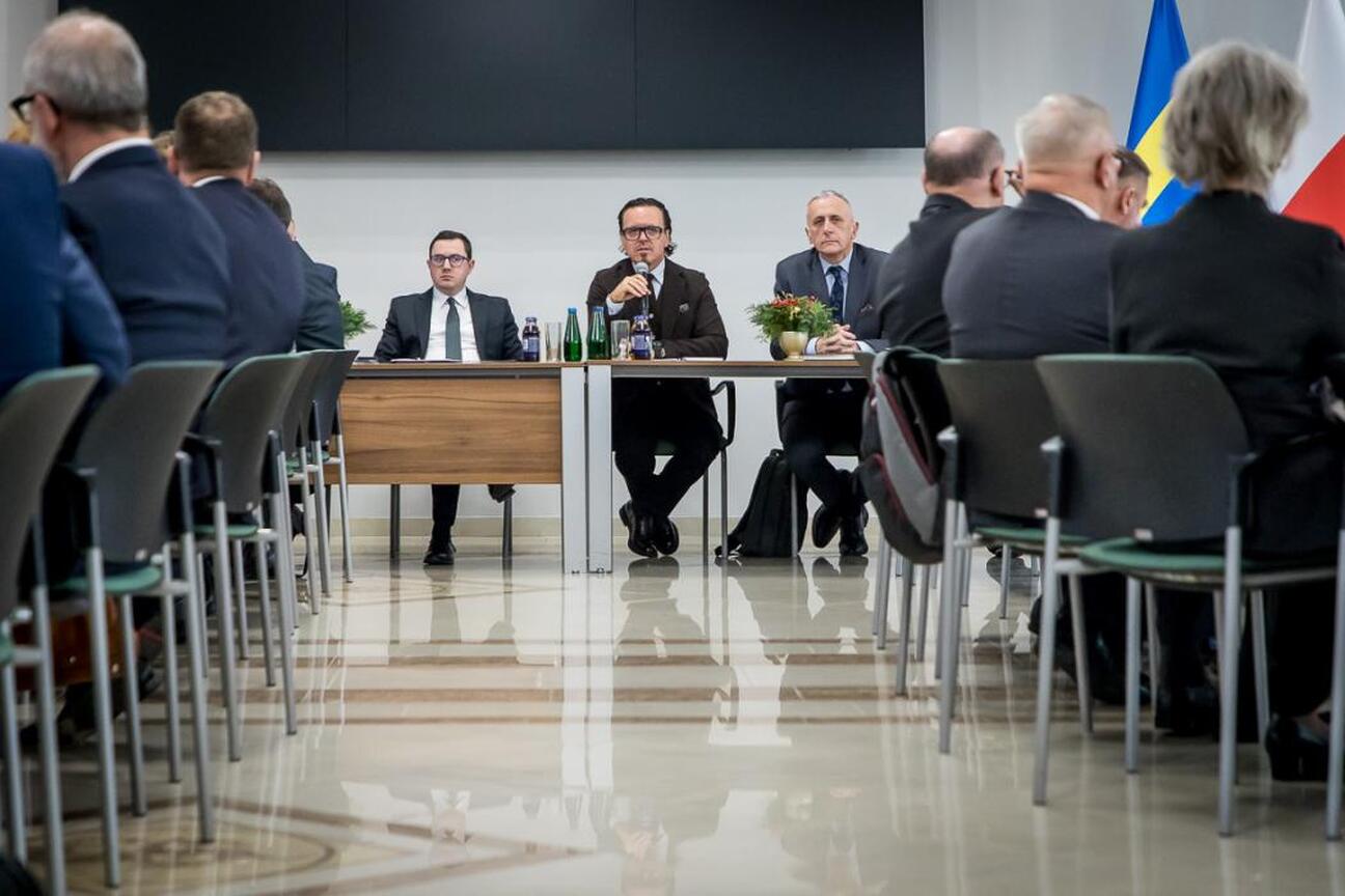 Prasa i władze omawiają przyszłość górnictwa w Śląsku. (wygenerowano przez AI)