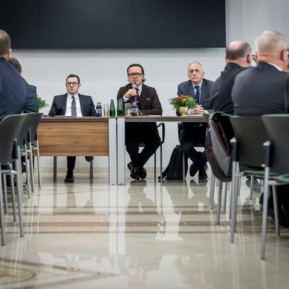 Wicemarszałek Województwa Śląskiego Leszek Pietraszek prowadzi spotkanie w konferencyjnym pomieszczeniu, omawiając przyszłość górnictwa. (wygenerowano przez AI)