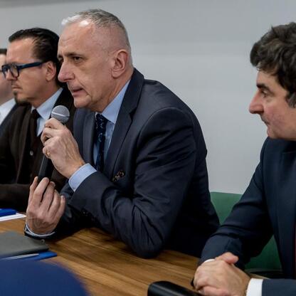Wicemarszałek Województwa Śląskiego Leszek Pietraszek prowadzi dyskusję o przyszłości górnictwa, podczas spotkania z przedstawicielami rządu, przemysłu i związków. (wygenerowano przez AI)