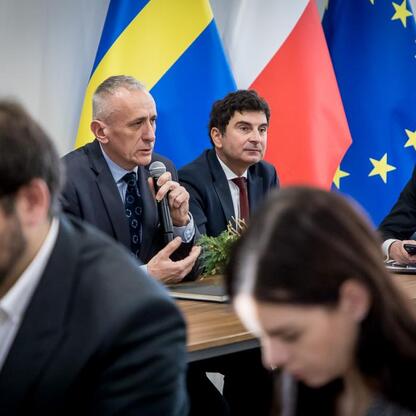 Leszek Pietraszek, wicemarszałek Województwa Śląskiego, wraz z uczestnikami dyskutuje o przyszłości górnictwa. (wygenerowano przez AI)