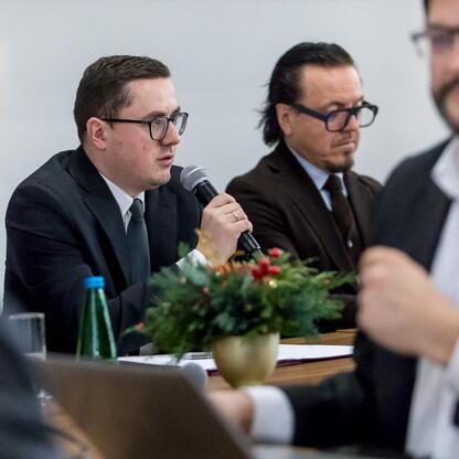 Formalna rozmowa w konferencji o przyszłości górnictwa, gdzie przedstawiciele rządu i branży omawiają przekształcenia w sektorze energetycznym. (wygenerowano przez AI)