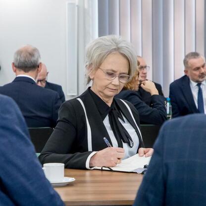 Spotkanie w modernistycznym konferencyjnym pomieszczeniu, gdzie przedstawiciele rządu i przemysłu dyskutują o przyszłości górnictwa i implementacji umowy społecznej. (wygenerowano przez AI)