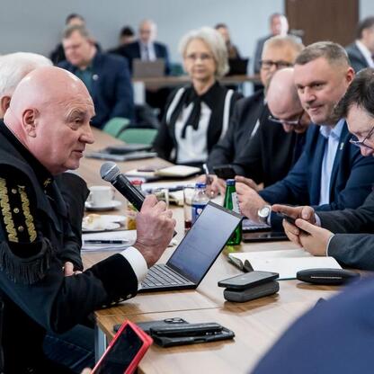 Formalna rozmowa o przyszłości górnictwa w konferencji województwa śląskiego. (wygenerowano przez AI)