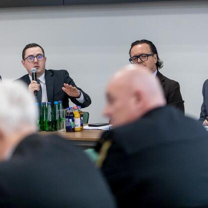 Wicemarszałek Województwa Śląskiego Leszek Pietraszek prowadzi spotkanie w konferencyjnym pomieszczeniu, omawiając przyszłość górnictwa. (wygenerowano przez AI)
