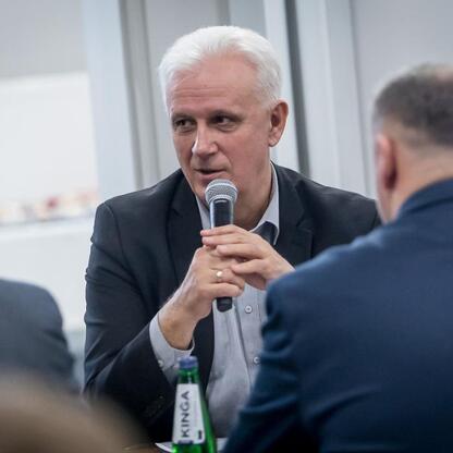 Formalna rozmowa w konferencji o przyszłości górnictwa, gdzie przedstawiciele rządu i branży energetycznej omawiają przekształcenia w branży. (wygenerowano przez AI)