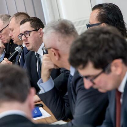 Formalne spotkanie w konferencyjnym pomieszczeniu, gdzie przedstawiciele rządu, przedsiębiorców i związkowców omawiają przyszłość górnictwa, zwłaszcza w kontekście wycofania się z wydobycia węgla ener (wygenerowano przez AI)