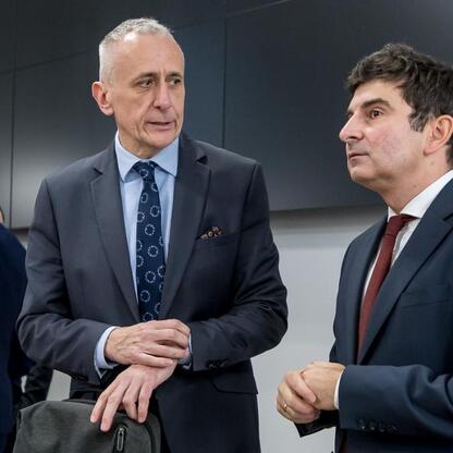 Wicemarszałek Województwa Śląskiego Leszek Pietraszek w rozmowie z przedstawicielami rządu i branży górniczej. (wygenerowano przez AI)
