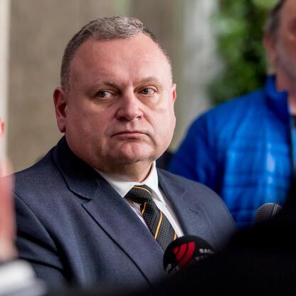 Na zdjęciu przedstawiono spotkanie w kontekście przyszłości górnictwa, gdzie uczestniczą przedstawiciele rządu, przemysłu i związków zawodowych, omawiając zmiany w branży górniczej. (wygenerowano przez AI)