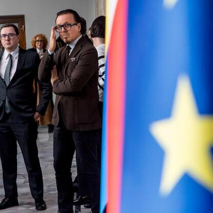 Formalna rozmowa o przyszłości górnictwa w kontekście przekształceń energetycznych, z udziałem przedstawicieli rządu, branży i związków. (wygenerowano przez AI)