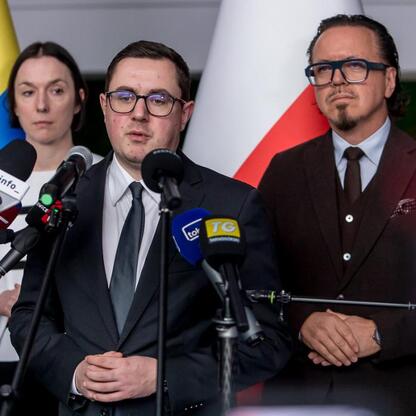 Formalna konferencja prasowa w Śląsku, gdzie przedstawiciele rządu i przemysłu omawiają przyszłość górnictwa. (wygenerowano przez AI)