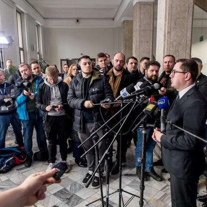 Prasa i władze omawiają przyszłość górnictwa w Śląsku. (wygenerowano przez AI)