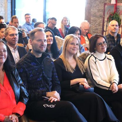 Zwolennicy zimowego turystyki w Beskidach uczestniczą w inauguracji sezonu zimowego w Szczyrk. (wygenerowano przez AI)