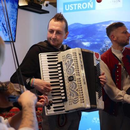 Ludzie w tradycyjnych strojach grają na instrumentach muzycznych podczas inauguracji 