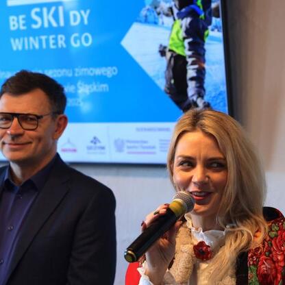 Organizatorzy inauguracji sezonu zimowego w Beskidach w Szczyrku. (wygenerowano przez AI)