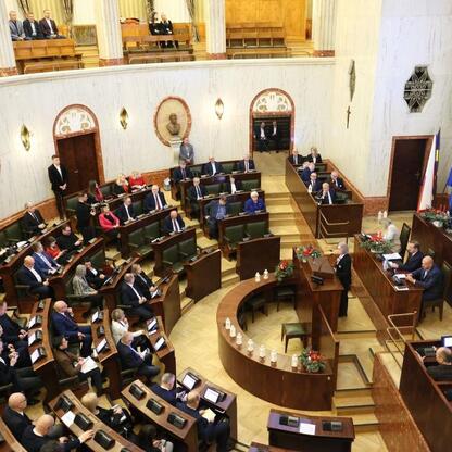 Siedziba Sejmiku Województwa Śląskiego podczas sesji, gdzie przyjęto budżet na 2026 rok. (wygenerowano przez AI)