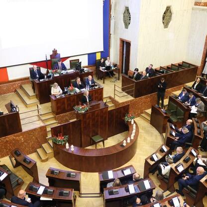 Sesja Sejmiku Województwa Śląskiego, gdzie przyjęto budżet na 2026 rok. (wygenerowano przez AI)