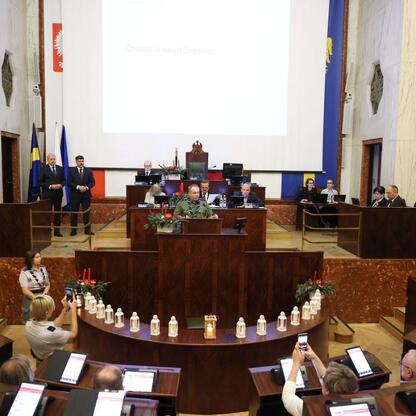 Wizualizacja sesji Sejmiku Śląskiego, gdzie przyjęto budżet na 2026 rok. (wygenerowano przez AI)