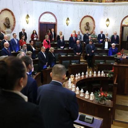 Wicemarszałek Grzegorz Boski i Członek Zarządu Rafał Adamczyk uczestniczą w sesji Sejmiku Województwa Śląskiego, gdzie omawia się budżet na 2026 rok. (wygenerowano przez AI)