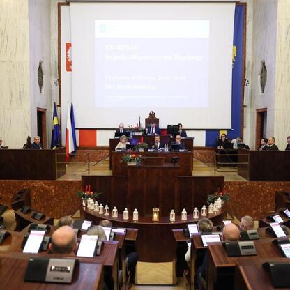 Formalna sesja Sejmiku Województwa Śląskiego, 15 grudnia 2025, przyjęcie budżetu 2026. (wygenerowano przez AI)