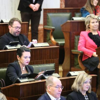 Formalna sesja Sejmiku Śląskiego, gdzie przyjęto budżet na 2026 rok. (wygenerowano przez AI)