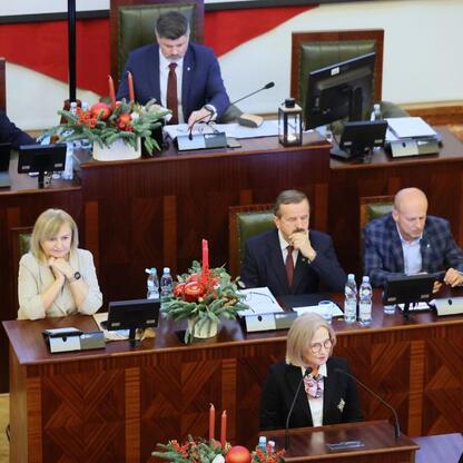 Formalna sesja Sejmiku Województwa Śląskiego, gdzie przyjęto budżet na 2026 rok. (wygenerowano przez AI)